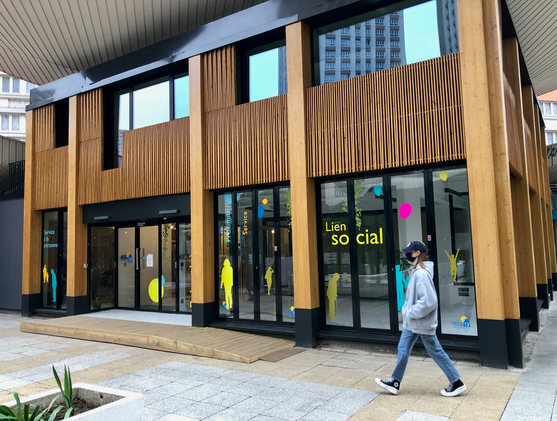 Signalétique extérieure de la régie de quartier TELA 13, au coeur du qaurtier des Olympiades.